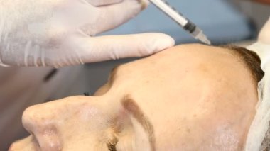 Middleaged kadın yüz cilt toparlama getting güzellik Kliniği. Anti kırışıklık kozmetik prosedür. Enjeksiyon kozmetik. Botox. Kollajen enjeksiyonları. 4 k'dan fazla vurdu