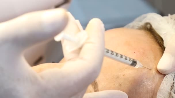 Femme en clinique de beauté obtenir lifting de la peau du visage. Injections de beauté avec une seringue. Esthéticienne en gants fait rajeunir le visage. Tourné en 4k — Video