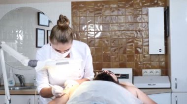 Bu tıbbi alet ve ekipmanlar ile kesim tarafından cerrahi prosedürde mol kaldırma doktor. Güzellik kavramı. Papillomas kaldırma. Yakın çekim. 4k