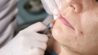Yaşlı kadın Güzellik Kliniği. Yüz cilt enjeksiyon kaldırma. Yaşlı kadın profesyonel yüz yordamına. 4 k'dan fazla vurdu