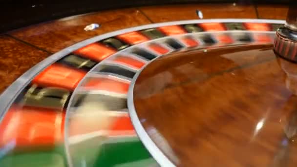 Casino-konceptet. Ovanifrån på roulette i rörelse, vit boll spinning. Otur och Good luck-konceptet. Roulettehjulet kör. Stadens nattliv. HD — Stockvideo