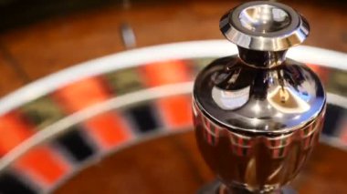 Casino kavramı. ufuk rulet içinde iplik hareket, beyaz top. Kötü şans ve iyi şanslar kavramı. Rulet tekerleği çalıştıran. Şehir gece hayatı eğlence. HD