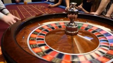 Closeup çekim Casino casino fişi kazık koymak ile çevresinde dönen rulet. Ellerini tutarak kartları ve cips, kişi kumar urecognizable insan. Casino kavramı. HD
