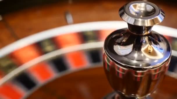 Casino concept. intreepupil roulette in beweging, witte bal spinnen. Pech en Good luck concept. Roulettewiel uitgevoerd. Stad nachtleven entertainment. HD — Stockvideo