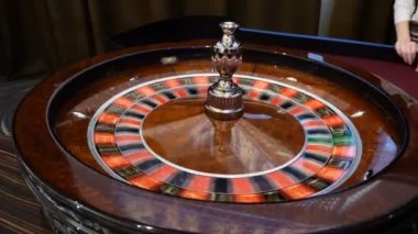 Casino kavramı. Üstten görünüm rulet hareket, beyaz topu iplik üzerinde. Kötü şans ve iyi şanslar kavramı. Rulet tekerleği çalıştıran. Şehir gece hayatı eğlence. HD