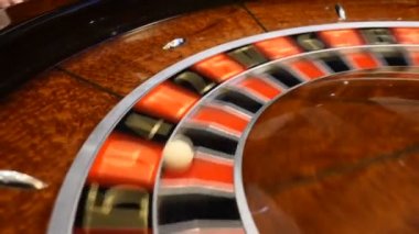Casino kavramı. Rulet içinde iplik ve kırmızı sembolü durdurma hareket, beyaz top üstten görünüm. Kötü şans ve iyi şanslar kavramı. Rulet tekerleği çalıştıran. Şehir gece hayatı eğlence.