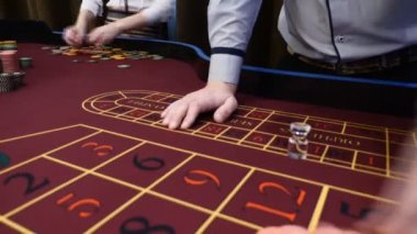 Casino kavramı. Kartı satıcı, krupiye ilgili kartları. İnsanlar kumar oynamak, hd