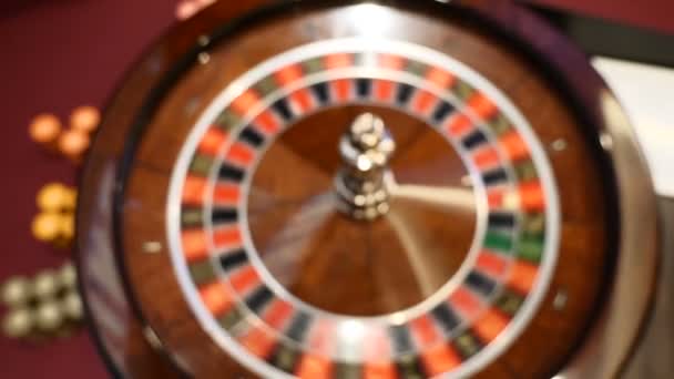 Concetto di casinò. Vista dall'alto sulla roulette sfocata e offuscata in movimento, palla bianca che gira. Sfortuna e buona fortuna. Ruota della roulette in esecuzione. Animazione notturna cittadina. hd — Video Stock