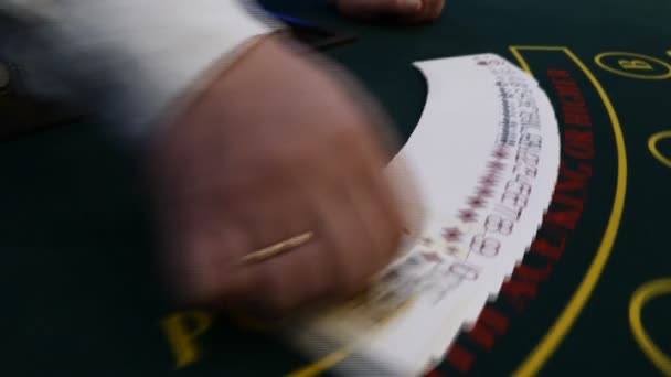 Conceito de casino. Traficante de cartas, croupier a vender cartas. Pessoas jogando, jogando, hd — Vídeo de Stock