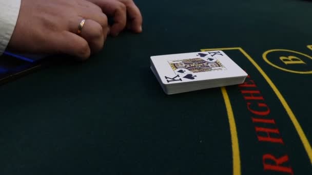 Концепция казино. Карточный дилер, крупье, раздающий карты. People gambling, playing, hd — стоковое видео