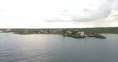 Havadan görünümü Pianemo Adaları, lagün ile yeşil orman, Raja Ampat, Batı Papua, Endonezya. 4k
