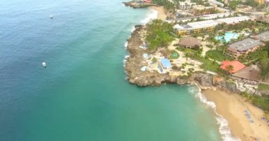 Havadan görünümü tropic Adası'Atlas Okyanusu. Güzel sahil şeridi ve mavi okyanus. 4k