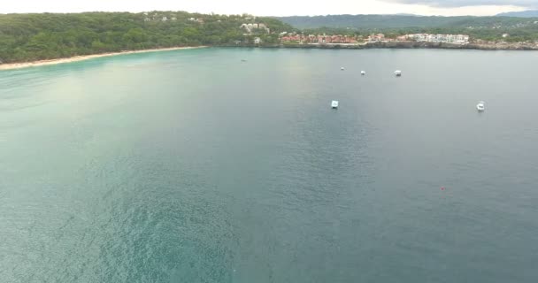 Islas paradisíacas tropicales hermosas. Vista superior. Aerial drone view video on sea waves and rocks, turquoise water. Disparo en 4k — Vídeo de stock