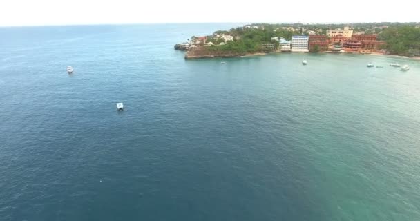 Havadan görünümü tropic Adası'Atlas Okyanusu. Güzel sahil şeridi ve mavi okyanus. gemi ve beyaz tekne yüzer. 4k — Stok video