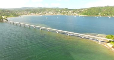 Beautidul egzotik yer ile bir köprü üzerinde uçan hava görünümünü dron. 4k