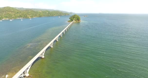 Flygfoto drone flyger över beautidul exotiska plats med broförbindelse. 4k — Stockvideo