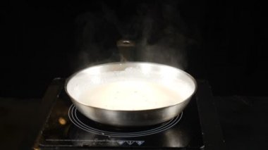 İnsanlar kavramı yok. Yüksek mutfağı. Chef restoranda lezzetli bir sos tava üzerinde yemek. Ağır çekim.