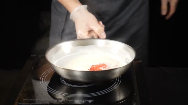 Alta cocina. Chef en restaurante cocinando deliciosa salsa en sartén. En cámara lenta. hd — Vídeos de Stock