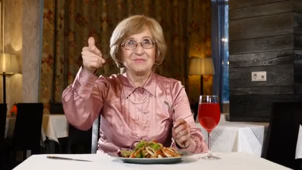 裕福な古い年 幸せな退職後のコンセプトです レストランでの外食彼女の 年代に年配の女性 高齢者の女性が親指を現れる — ストック動画