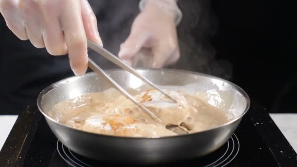 Μαγείρεμα θαλασσινά. έννοια της υγιεινής διατροφής. Επαγγελματίας σεφ στο γάντια μαγείρεμα χτένια μετατρέποντάς τες με πένσα culnary σε αργή κίνηση. HD — Αρχείο Βίντεο