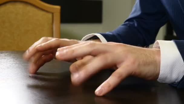 Dedos masculinos nerviosos. Hombre adulto mano dedo golpeando en la mesa. Esperando a alguien o algo. Cambios en la vida moderna. Empresario de traje. De cerca. hd — Vídeo de stock