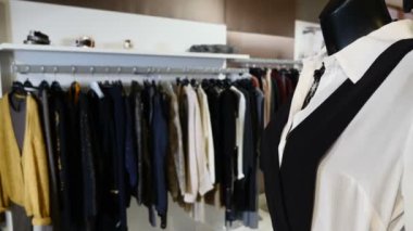 Askıları ile bir alışveriş merkezinde rahat kıyafetler. Yakın çekim: giyim için bir askı. Elbise askıları. Tasarımcı giyim koleksiyonu. Moda butik yeni koleksiyonunda. İnsanlar kavramı yok. HD