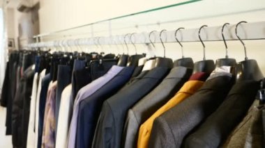 Giyim dükkanında. Satır erkek ve kadın giyim. ceket, kot pantolon ve gömlek askıları. Yeni güzel elbise askıları bir mağazada asılı topluluğu. Moda butik yeni koleksiyonunda. Hiçbir insan