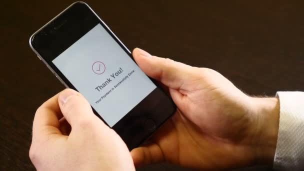 Betalning meddelande på skärmen av en modern smartphone. Kontaktlös betalning. Närbild skott av manliga händer som håller en mobiltelefon. Tack meddelande är visuell. Affärsidé. HD — Stockvideo