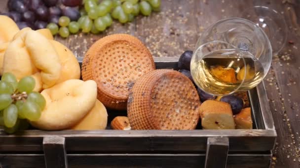 Primer plano de vino tinto en vaso y conjunto de delicioso queso fresco colocado en caja de madera. Concepto vino y queso. Concepto de restaurante de lujo. Arte de la comida. hd — Vídeos de Stock