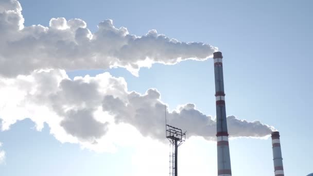 Contaminación atmosférica. Problema de calentamiento global. El sol y las chimeneas de fábrica de fumar detrás. Protocolo Kioto. Humo blanco de la chimenea de la central térmica sala de calderas, central térmica, humo blanco — Vídeos de Stock