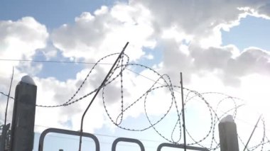 Dikenli tel prorgess rehin insanlığın simgesi olarak. Hava kirliliği. Küresel ısınma sorunu. Beyaz termik stationboiler Oda, termik santral, beyaz duman bacasından duman