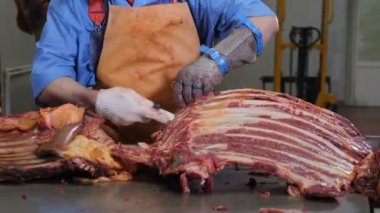 Kesme, taze et işleme kasap. Et işleme tesisi. Sosis sanayi. Kasap el et kemiklerinden ayırarak keskin bir bıçak ile portre vurdu. 4k