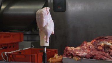 Gıda işleme tesisi, tavuk eti. Adam el tavuk bıçak ile kesme kapatın. Et fabrikası. Endüstriyel Tavukçuluk. 4k