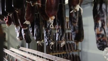 Et ve sucuk üretim. Soğuk hava depo tesisi yapım sosis et ürünleri işleme. Et işleme fabrikası'nda depolama odasında rafları sosis füme. 4k