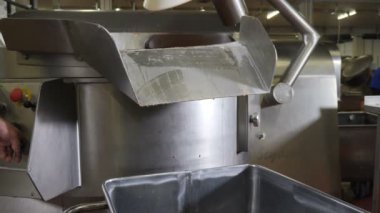 Et işleme tesisi. Sosis sanayi. Sosis üretiminde son proccess. Sosis modern et fabrika üretim hattında. Helal sertifika. Gıda Sanayi. 4k