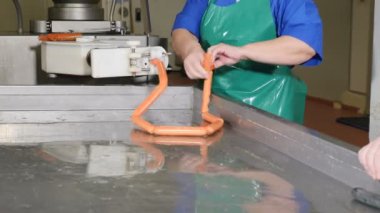 Endüstriyel sosis üretim süreci et ve sosis tesisi yapma. Sosis üretim hattı. Sosis fabrikası işçileri sosis haşlama üretir. Sosis modern et fabrika üretim hattında