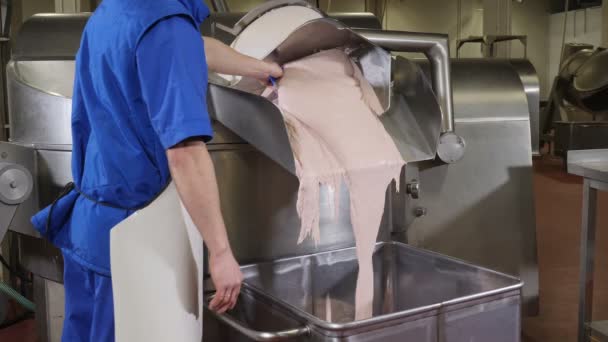 Unidade de processamento de carne. Indústria de salsichas. Processo final na produção de salsichas. Linha de produção de salsichas na moderna fábrica de carne. Indústria alimentar moderna. planta e equipamento. 4k — Vídeo de Stock