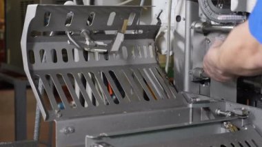 Et işleme tesisi. Sosis sanayi. Sosis üretiminde son proccess. Sosis modern et fabrika üretim hattında. Helal sertifika. Gıda Sanayi. 4k