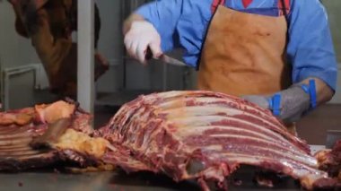 Kesme, taze et işleme kasap. Et işleme tesisi. Sosis sanayi. Kasap el et kemiklerinden ayırarak keskin bir bıçak ile portre vurdu. 4k