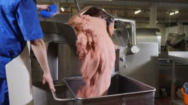 Et işleme tesisi. Sosis sanayi. Sosis üretiminde son proccess. Sosis modern et fabrika üretim hattında. Helal sertifika. Gıda Sanayi. 4k