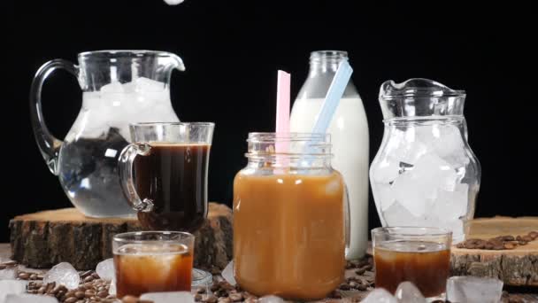 Cubo de hielo cayendo en café caliente con salpicaduras brillantes en cámara lenta. Tema marrón. Foodart disparó desde un comercial. hd — Vídeo de stock