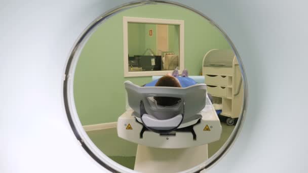 病人进入一个核磁共振。男性患者正在进入 ct 扫描仪。医疗设备: 现代诊断临床中的计算机断层扫描机。医疗保健理念。高清 — 图库视频影像