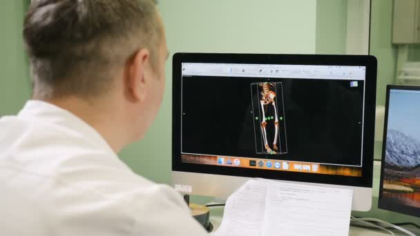 医疗保健理念。医院的医生看 ct 扫描。在实验室个人电脑上使用扫描图像的男性医学科学家的肩部拍摄。神经研究中心 — 图库视频影像
