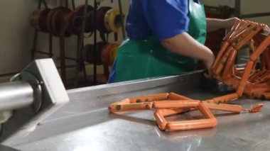 Endüstriyel sosis üretim süreci et ve sosis tesisi yapma. Sosis üretim hattı. Sosis fabrikası işçileri sosis haşlama üretir. Sosis modern et fabrika üretim hattında