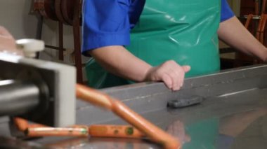 Endüstriyel sosis üretim süreci et ve sosis tesisi yapma. Sosis üretim hattı. Sosis fabrikası işçileri sosis haşlama üretir. Sosis modern et fabrika üretim hattında