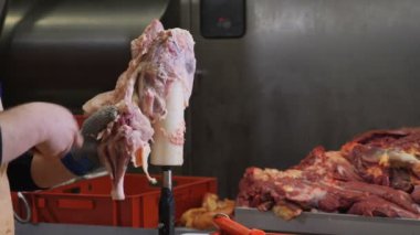 Gıda işleme tesisi, tavuk eti. Adam el tavuk bıçak ile kesme kapatın. Et fabrikası. Endüstriyel Tavukçuluk. 4k