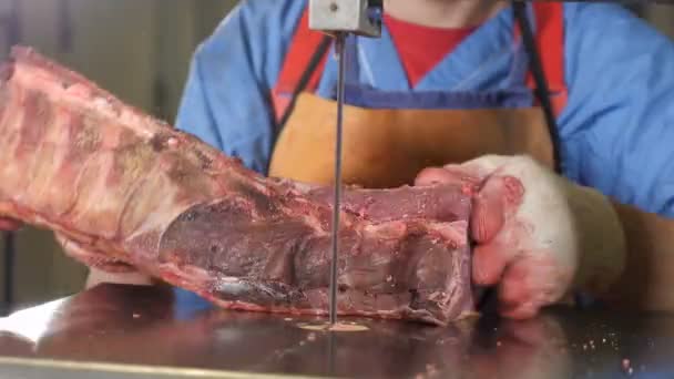 정육점에서 신선 한 고기를 가공하고. 고기 가공 공장. 소세지 산업. 고기와 뼈를 분리하는 손에 날카로운 칼을 든 메터 맨의 사진. 4k — 비디오