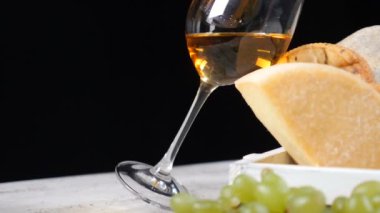 Restoran peynir sanat. Sert peynir çeşitli koy bir güzel kompozisyon. Şarap cam dökülür. Şarap ve meze kavramı. Lüks restaurant konseptini. Gıda Sanat. HD