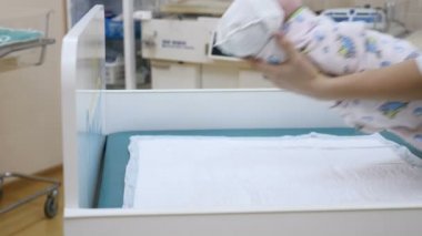 Hamile ev concept. Sadece doğan bebek doktor eller üzerinde. 2-saat kız bebek uyuyor. Yeni yaşam konsepti. Sağlıklı çocuk tema. 4k