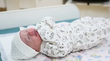 Annelik Kliniği kavramı. Bebek için tıbbi prosedürler hazırlanıyor tablo açıktır. Yeni doğan aşı. Bebek sağlığı kavramı. Sadece doğmuş bebek küçük metrelik. 4k